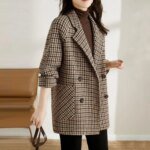 ⁦Women Houndstooth Coat Stylish Women's Houndstooth Tweed Coat with Long Sleeves Pockets Vintage Outerwear for Autumn Winter Wear⁩ - الصورة ⁦2⁩